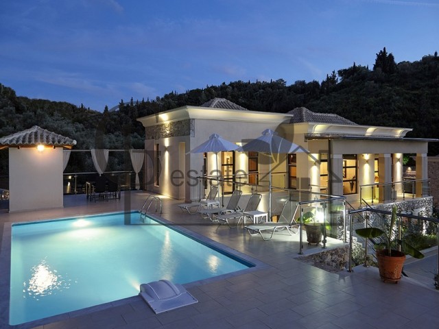 Luxurious villa seafront | ID: 589 | Greco Paradise